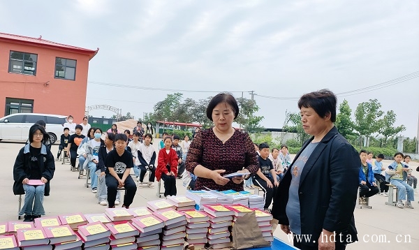 翻译协会妇联到魏县斗门博爱小学赠书献爱