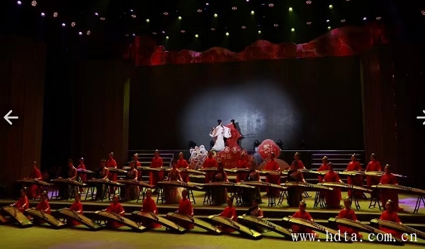 协会实习学员李晨曦李子涵应邀参加邯郸市首届网络春晚并做外场红毯入场嘉宾英文翻译
