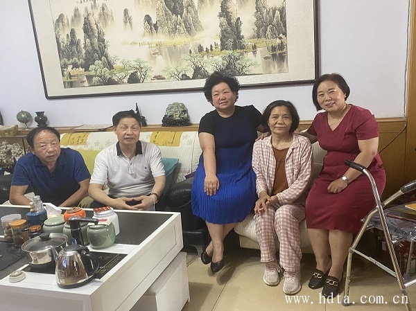协会党支部组织党员看望康复中的留学生亲属