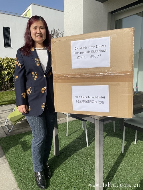 旅瑞华侨李肖莹为当地小学捐赠口罩献爱心